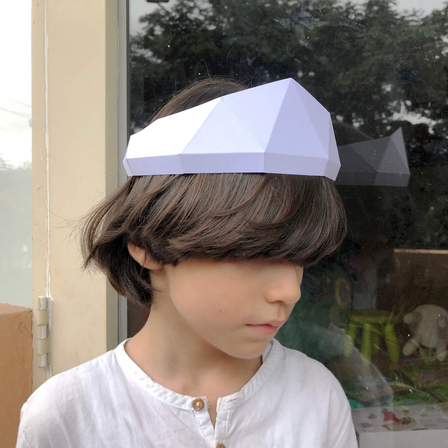 Free crown geometric design in white color