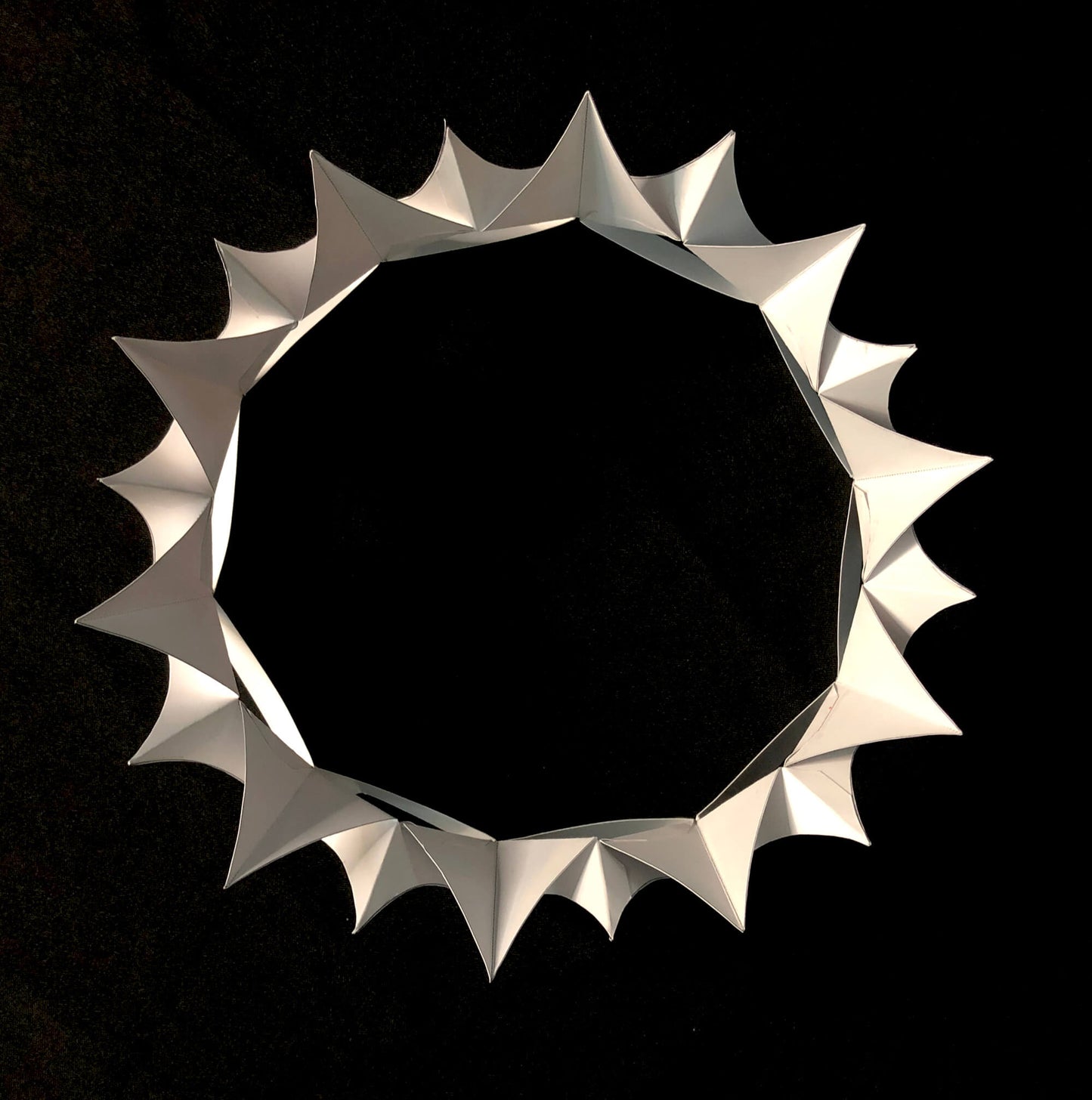 WITCH CROWN top view - Lucas Papel Tijera
